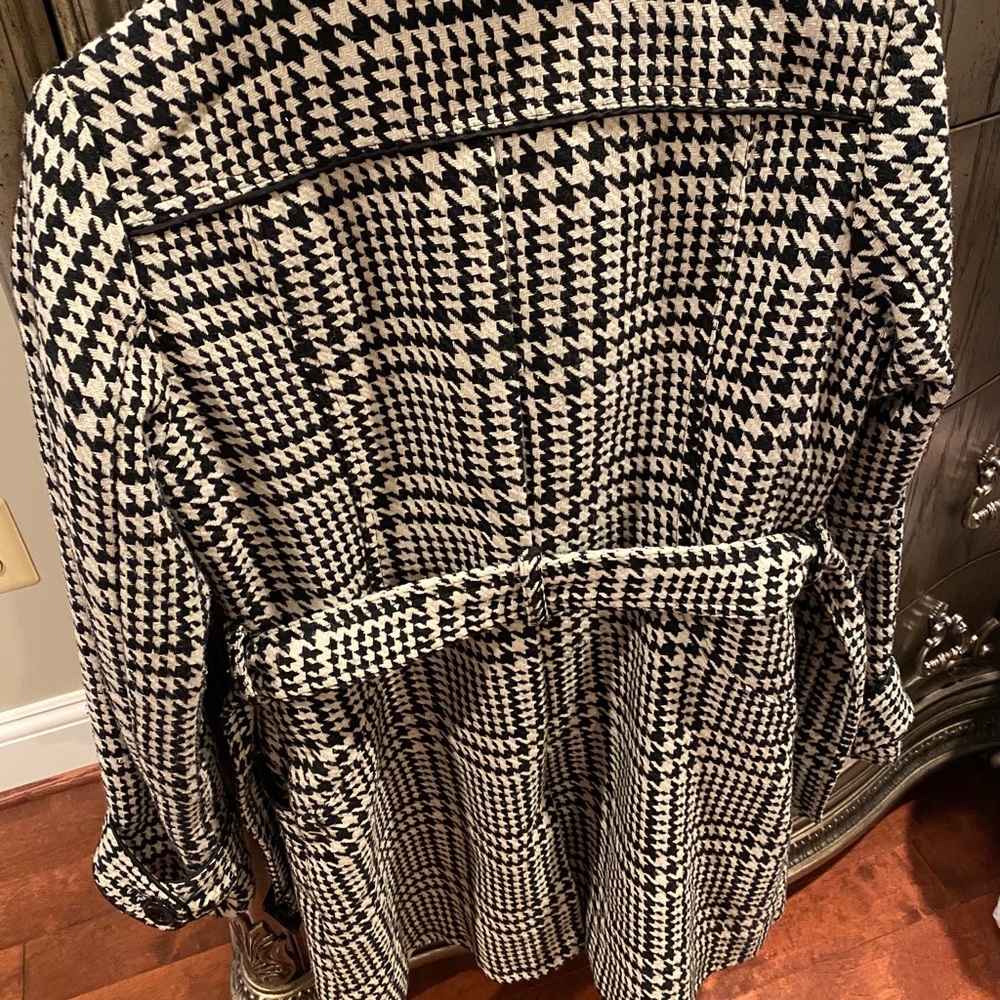Woman coat. - Picture 2 of 2